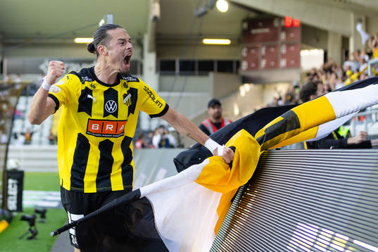 Häckens Amor Layouni jublar