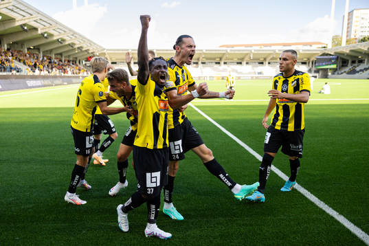 Häckens Amor Layouni jublar ihop med Ibrahim Sadiq