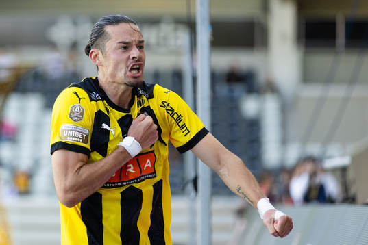 Häckens Amor Layouni jublar