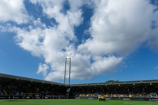 Häckens spelare samlade innan fotbollsmatchen i
