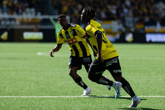 Häckens Ibrahim Sadiq jublar