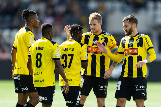 Häckens Ibrahim Sadiq jublar med lagkamrater