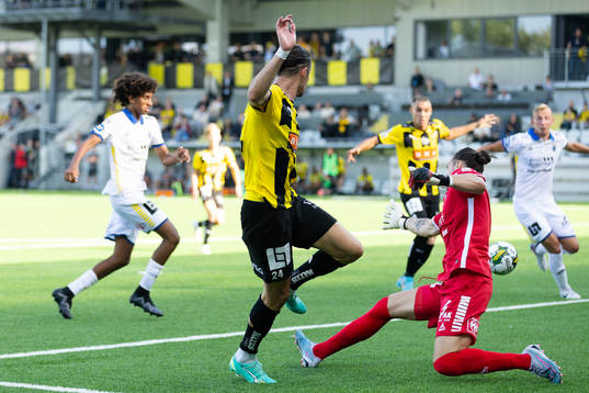 Häckens Amor Layouni spelar in bollen som styrs i mål