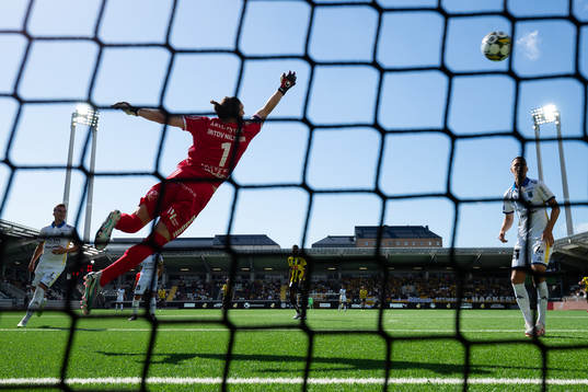 Häckens Ibrahim Sadiq (ej i bild) skjute 1-1 i mål bakom