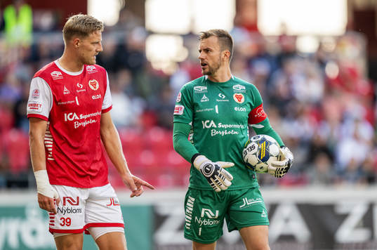 Kalmars Lars Saetra och målvakt Ricardo Friedrich