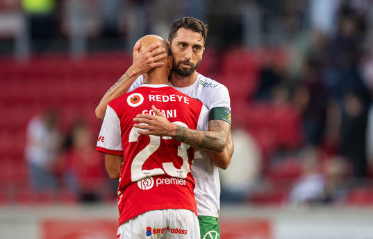 Kalmars Robert Gojani och Hammarbys Nahir Besara tackar