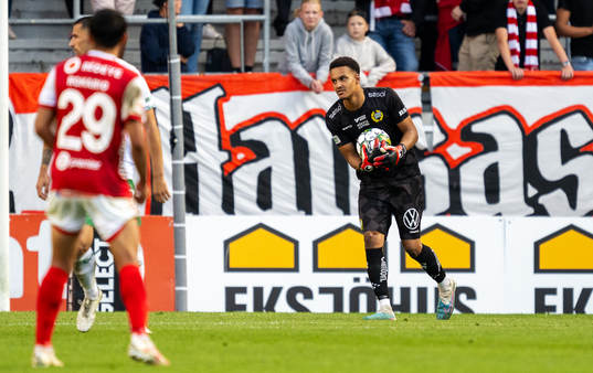 Hammarbys målvakt Oliver Dovin