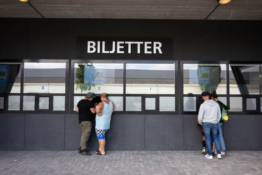 Supporterna står i kö utanför biljettkassan