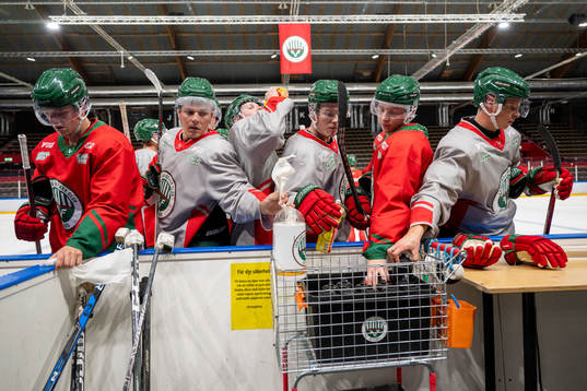 Samling vid vid vattenflaskorna