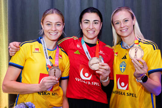 Fridolina Rolfö, goalkeeper Zecira Musovic and Amanda