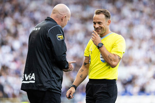 AIKs tränare Henning Berg och Domare Kristoffer Karlsson