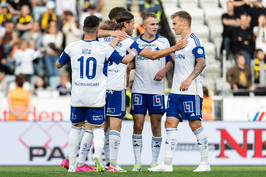 IFK Norrköpings Arnor Traustason jublar med lagkamrater