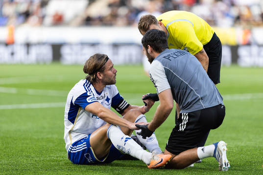 IFK Norrköpings Christoffer Nyman har ont och får vård