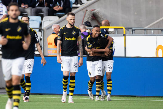AIKs Rui Modesto jublar med Bilal Hussein