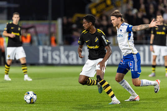AIKs Abdihakin Ali och IFK Norrköpings Arnor Traustason