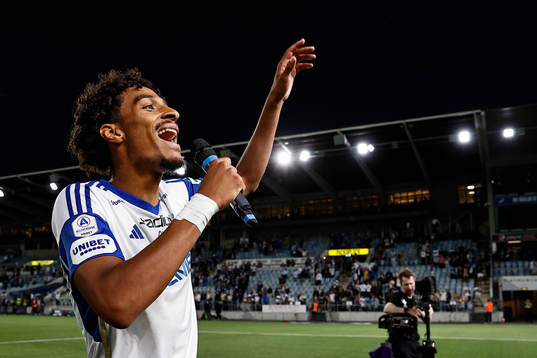 IFK Norrköpings Jesper Ceesay (tidigare AIK) sjunger med