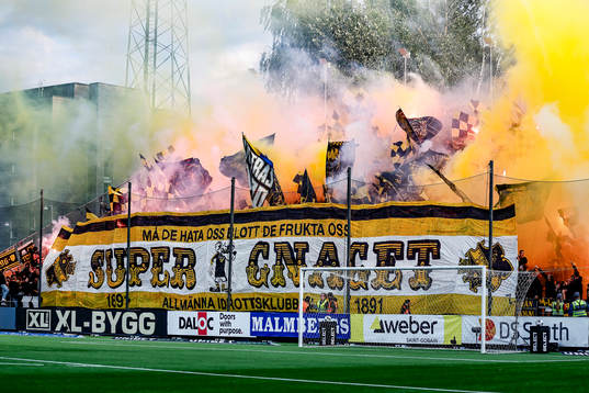 s supporters med pyroteknik