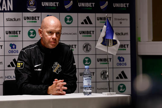 AIKs tränare Henning Berg deppar