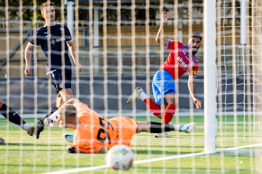 Helsingborgs Amin Al-Hamawi gör 0-1 bakom FC Rosengårds