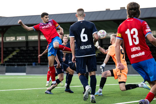Helsingborgs Amar Muhsin mot FC Rosengårds målvakt Jesper