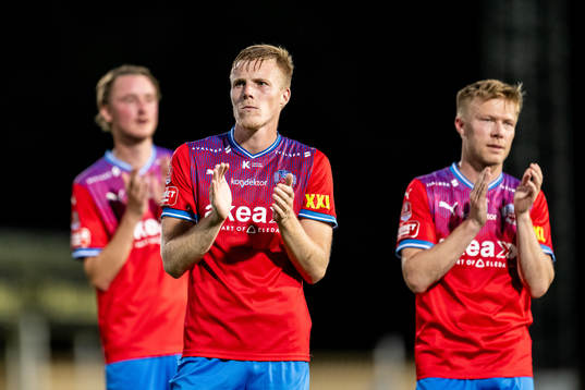 Helsingborgs Emil Hellman tackar supportrarna