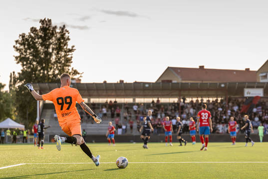 FC Rosengårds målvakt Jesper Andersson med en utspark