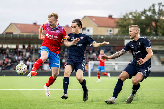 Helsingborgs Andreas Landgren mot FC Rosengårds Ajdin