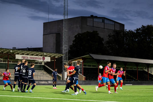 Helsingborgs Charlie Weberg slår en frispark