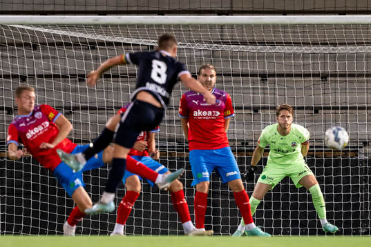 FC Rosengårds Ken Legiec skjuter mot Helsingborgs målvakt