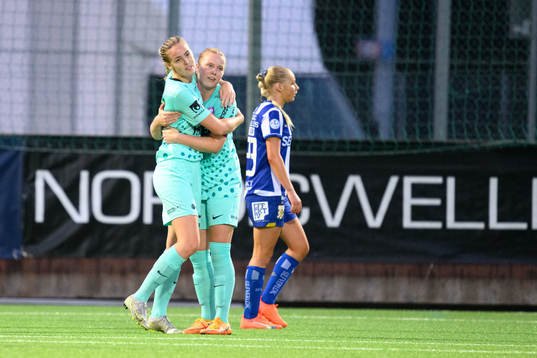 Jitexs Tindra Ivarsson Lidström och Elin Palklint jublar
