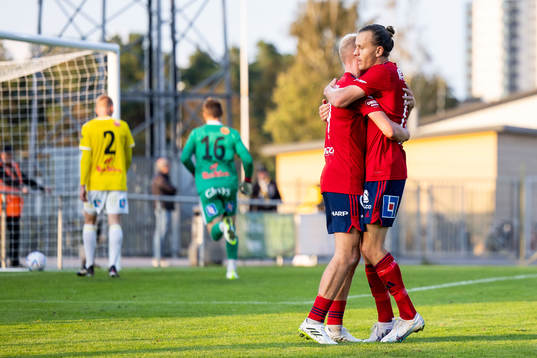 Östers Adam Bergmark Wiberg jublar med Jesper Jonasson