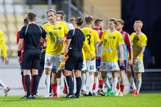 Falkenbergs Tobias Helldén tackar domartrion