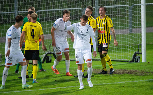 Halmstads Viktor Granath har gjort mål och jublar i