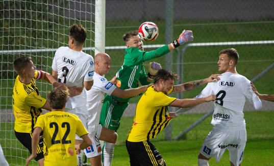 IFK Hässleholms målvakt Felix Persson boxar bort framför