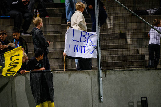En supporter håller uppe banneroll LBK i mitt hjärta