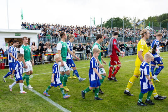 IK Zeniths och IFK Göteborgs spelare på väg in på