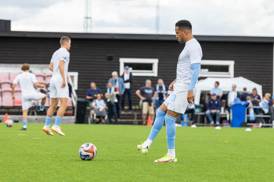 Malmö FFs Martin Olsson på uppvärmningen