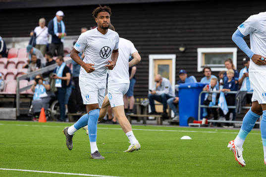 Malmö FFs Joseph Ceesay på uppvärmningen