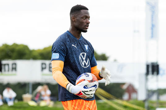 Malmö FFs målvakt Ismael Diawara på uppvärmningen
