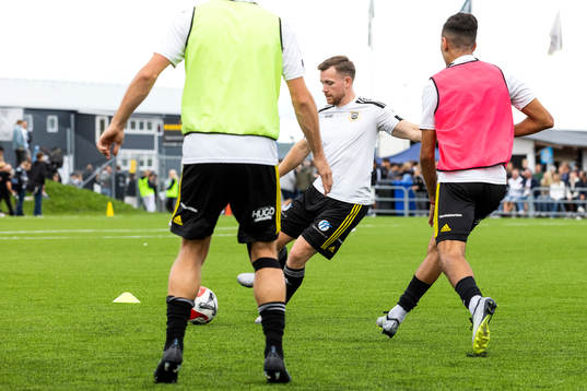 Smedby AISs Emanuel Arvidsson på uppvärmningen