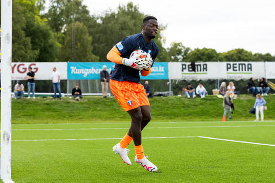 Malmö FFs målvakt Ismael Diawara på uppvärmningen