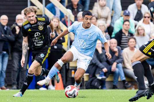 Smedby AISs Markus Holm och Malmö FFs Zakaria Loukili
