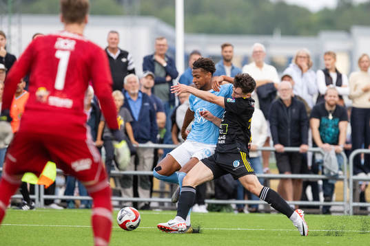 Malmö FFs Joseph Ceesay och Smedby AISs Joakim Gunnar