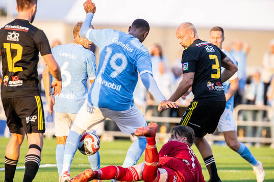 Smedby AISs målvakt Jesper Royé räddar mot Malmö FFs