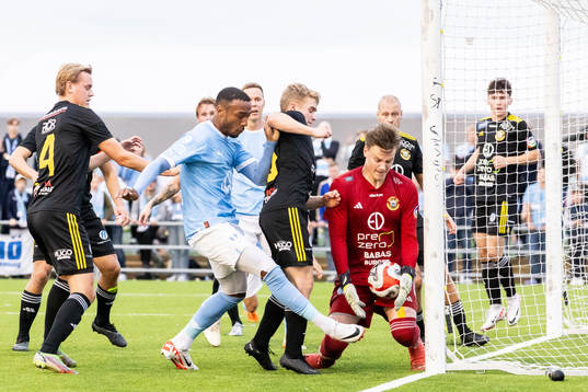 Malmö FFs Derek Austin Cornelius oroar mot Smedby AISs