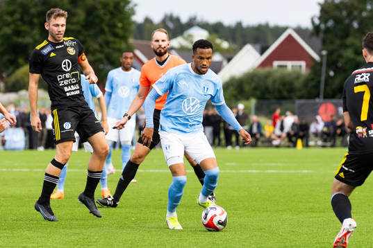 Smedby AISs Daniel Rann och Malmö FFs Martin Olsson