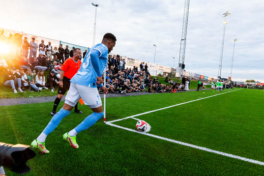 Malmö FFs Martin Olsson med en hörna