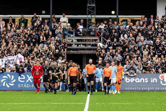 Smedby AISs och Malmö FF på väg in på planen