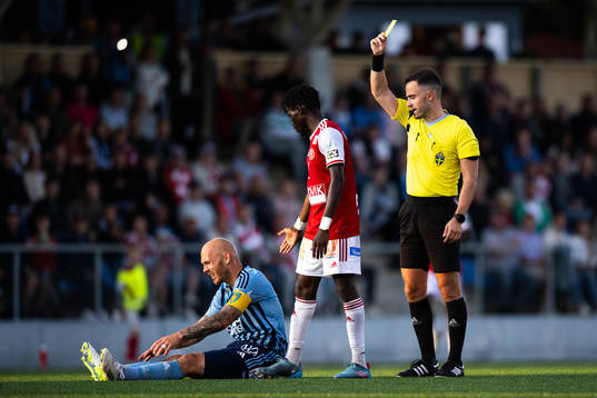 Sandvikens IFs Mamadou Kouyate får gult kort av Domare