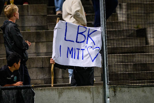 En supporter håller uppe banneroll LBK i mitt hjärta